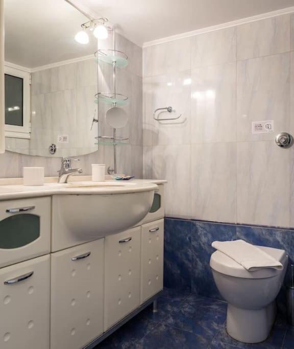 A Unique Apartment In The Historical Center-3Bds Athena Bagian luar foto