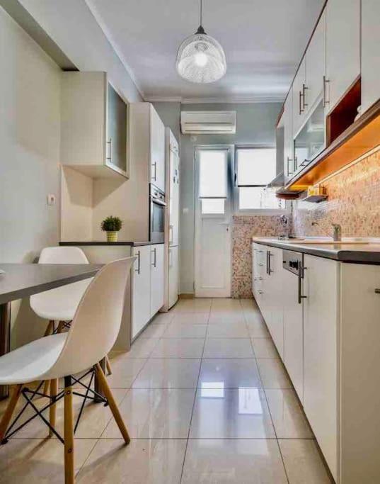 A Unique Apartment In The Historical Center-3Bds Athena Bagian luar foto