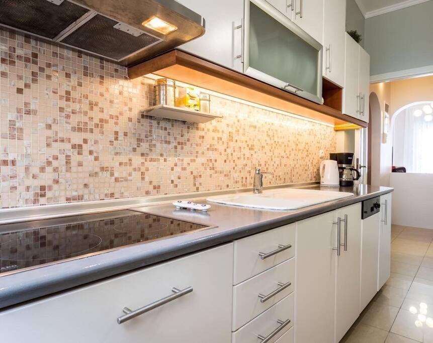 A Unique Apartment In The Historical Center-3Bds Athena Bagian luar foto
