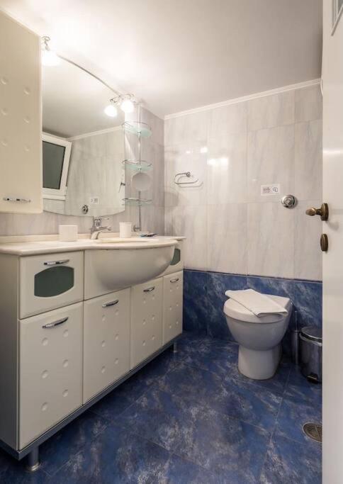 A Unique Apartment In The Historical Center-3Bds Athena Bagian luar foto