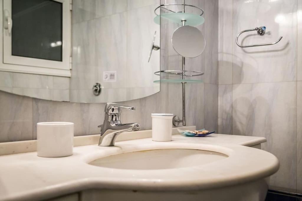 A Unique Apartment In The Historical Center-3Bds Athena Bagian luar foto